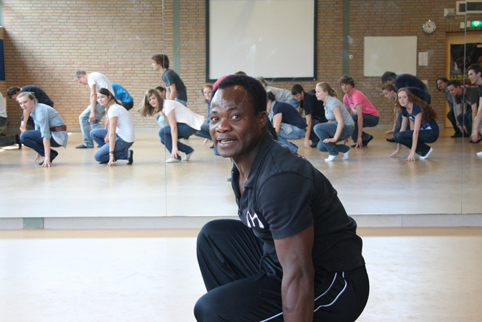 Michael tijdens een workshop Afro Jazz dans op school