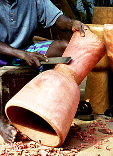 Het maken van een djembe