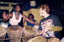 michael agbodo tijdens een djembe workshop