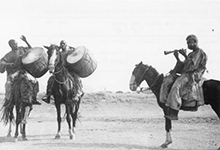 antieke foto percussionisten op paarden